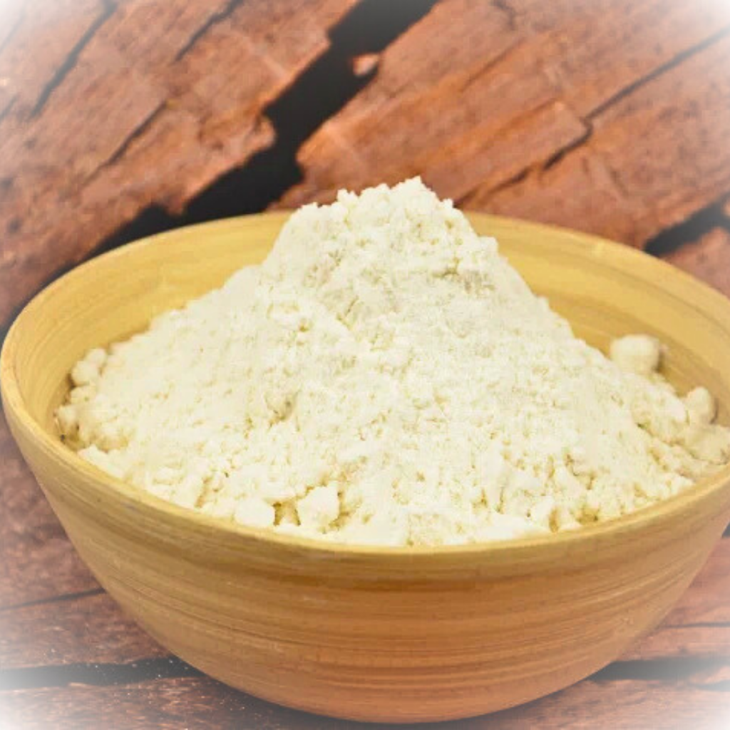 Mehl in einer Schüssel vor einem Holzhintergrund