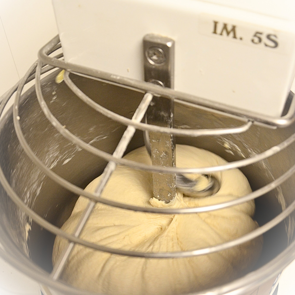 Brötchenteig wird in einem Kneter geknetet