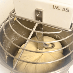 Brötchenteig wird in einem Kneter geknetet