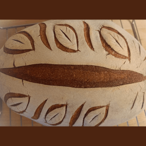 Brot mit Blättern verziert